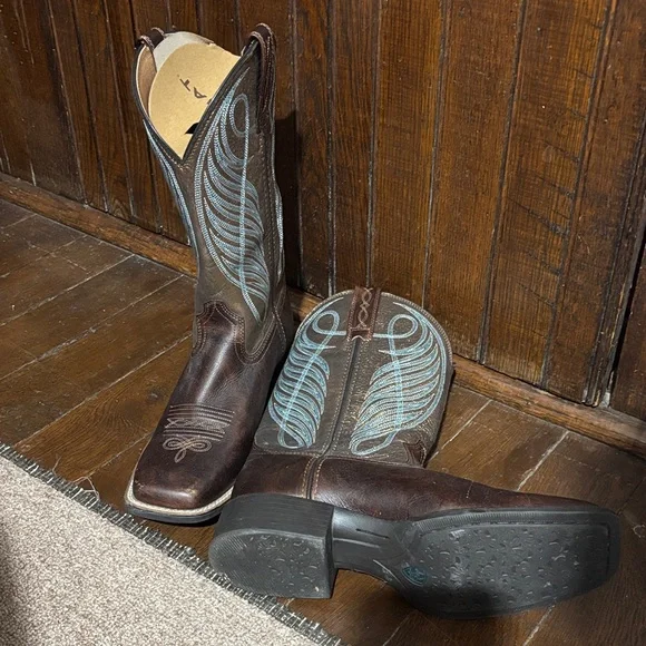 Ariat women’s Dark Brown and Blue Western Boots - Picture 2 of 3